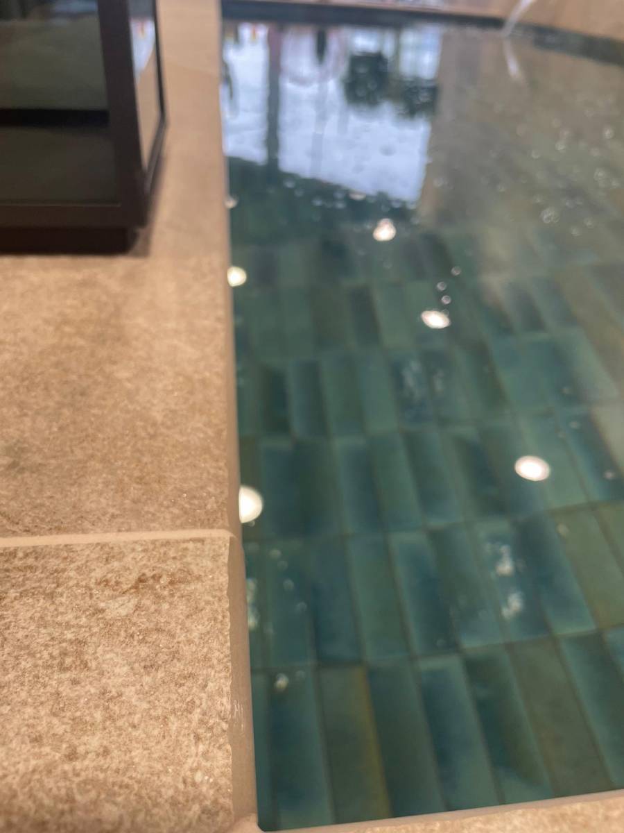 Fabrication de margelle travertin sur-mesure en carrelage pour piscine à Fréjus Var