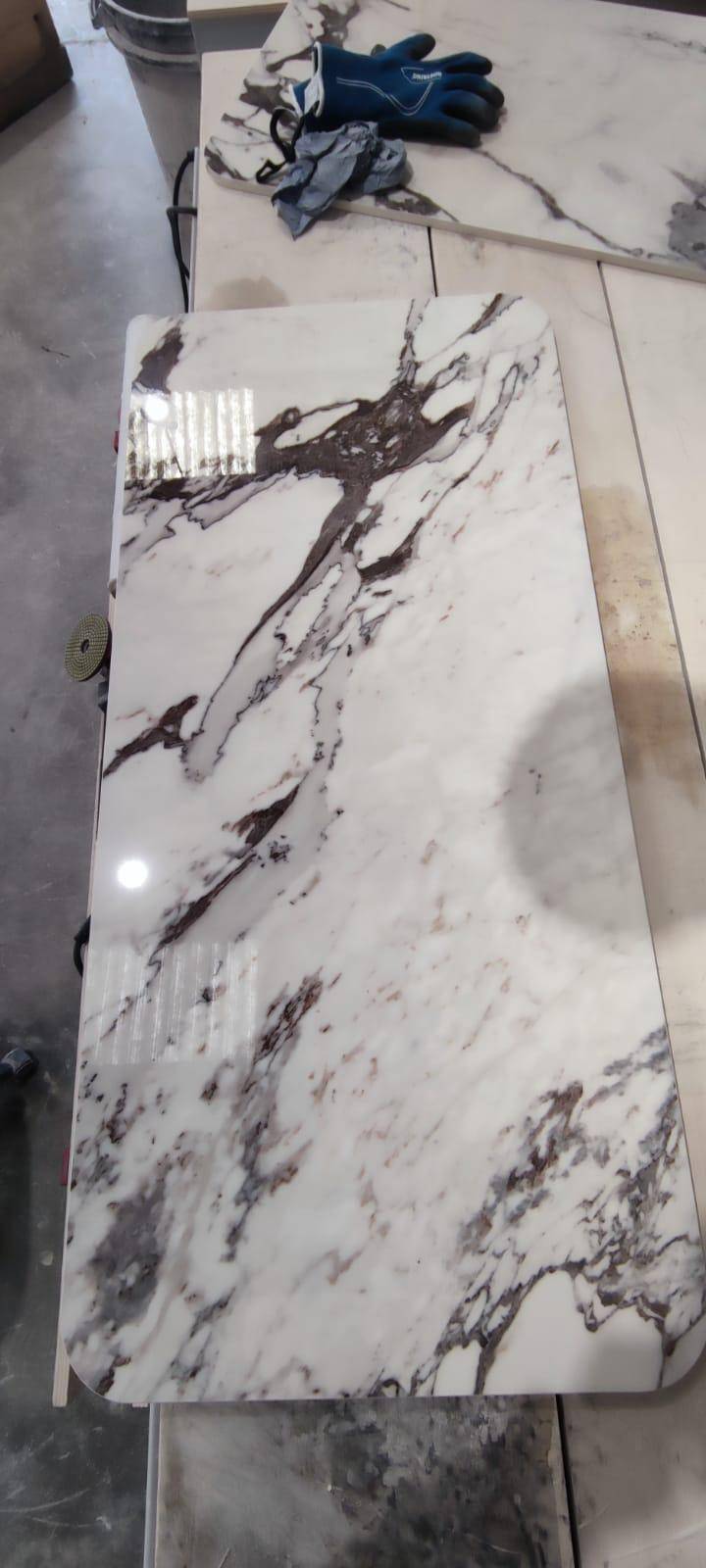 Découpe de carrelage marbre XXL au jet d’eau pour personnaliser une table à manger à Nice (06)